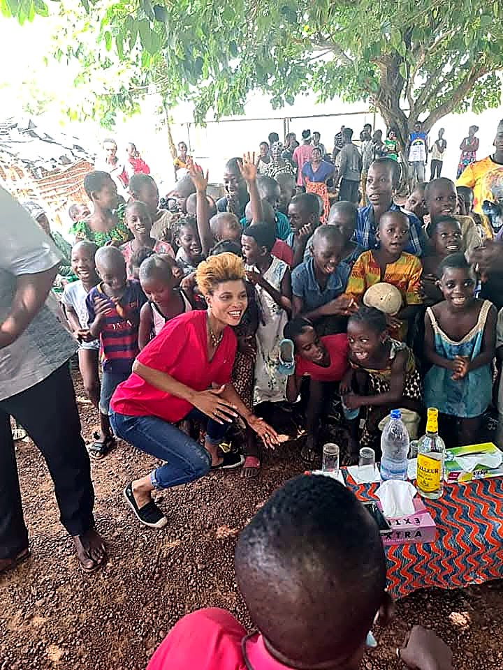 La présidente partageant un moment de joie avec les enfants