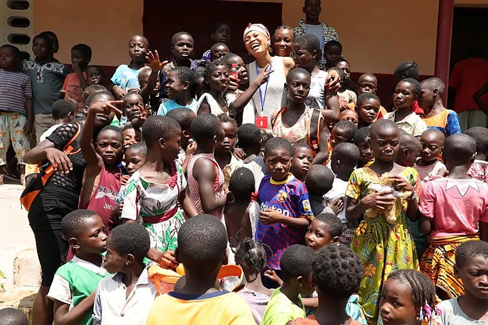 La présidente de la Fondation entourée d'une foule d'enfants dans un village de Côte d'Ivoire