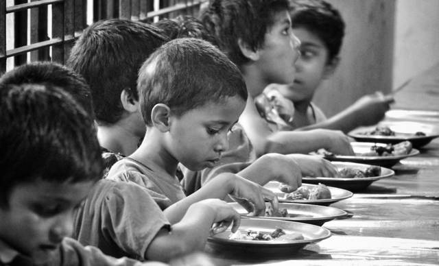 Distribution de repas aux enfants