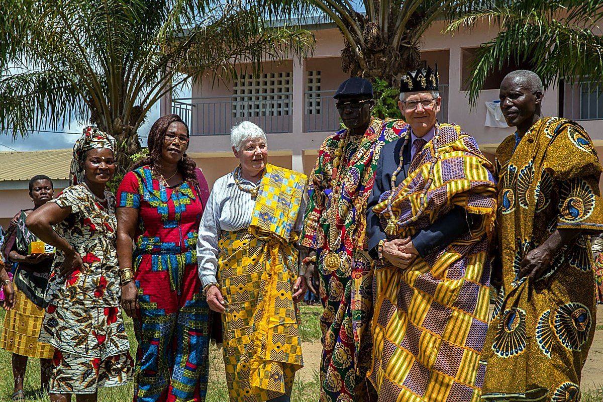 Le couple fondateur suisse en tenue traditionnelle aux côtés de dignitaires ivoiriens, en Côte d'Ivoire