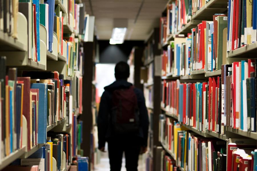 Bibliothèque accueillante remplie de livres