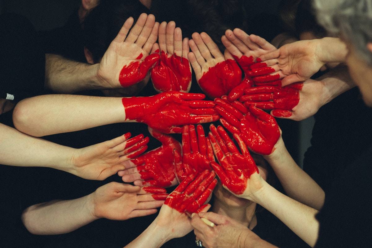Mains réunies formant un cœur, symbole de solidarité