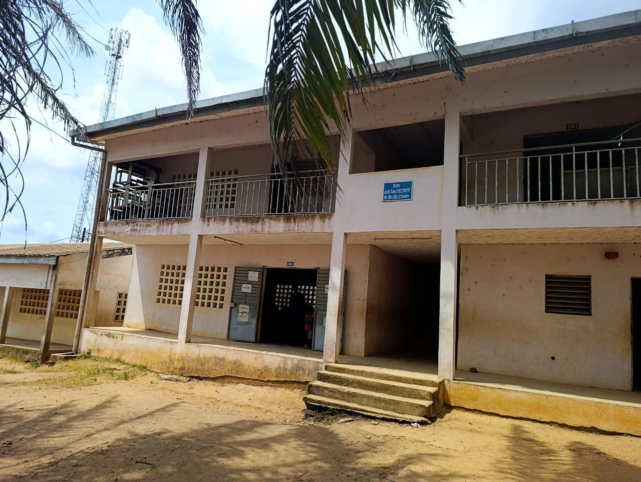 Sur la façade, une plaque commémore le don de la famille Decurey à la Côte d'Ivoire.