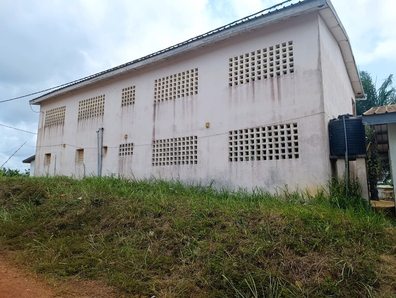 À l'arrière, des claustras assurent la ventilation et une citerne fournit l'eau.