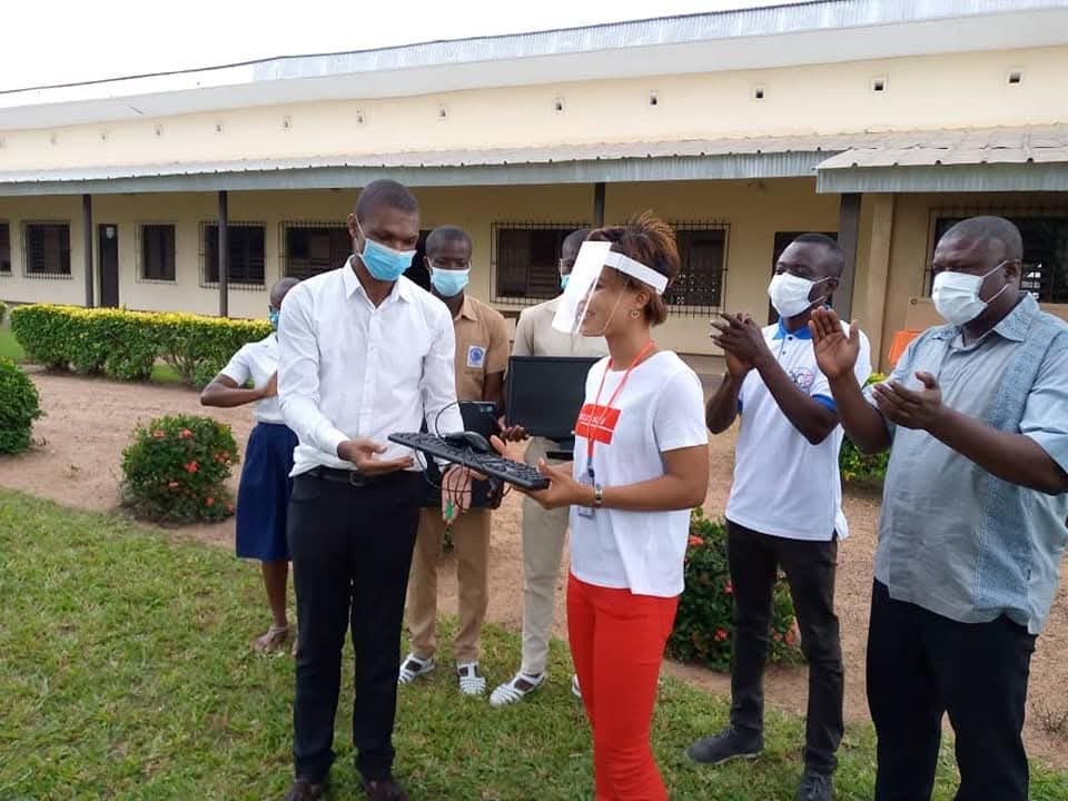 Remise du matériel informatique à la Présidente de la Fondation par l'Amicale des Anciens Élèves (2ACE)