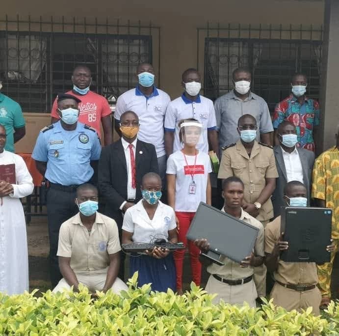 Photo de famille avec les élèves et les membres de l'Amicale (2ACE) autour du matériel informatique remis