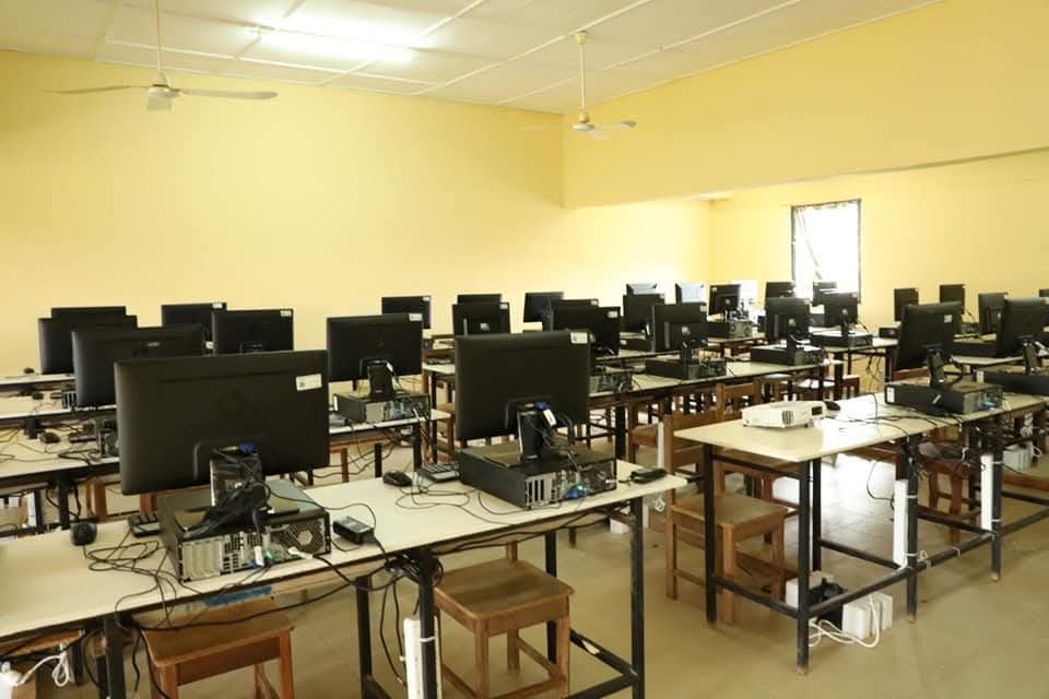 La salle informatique de 50 postes entièrement équipée et prête à accueillir les élèves