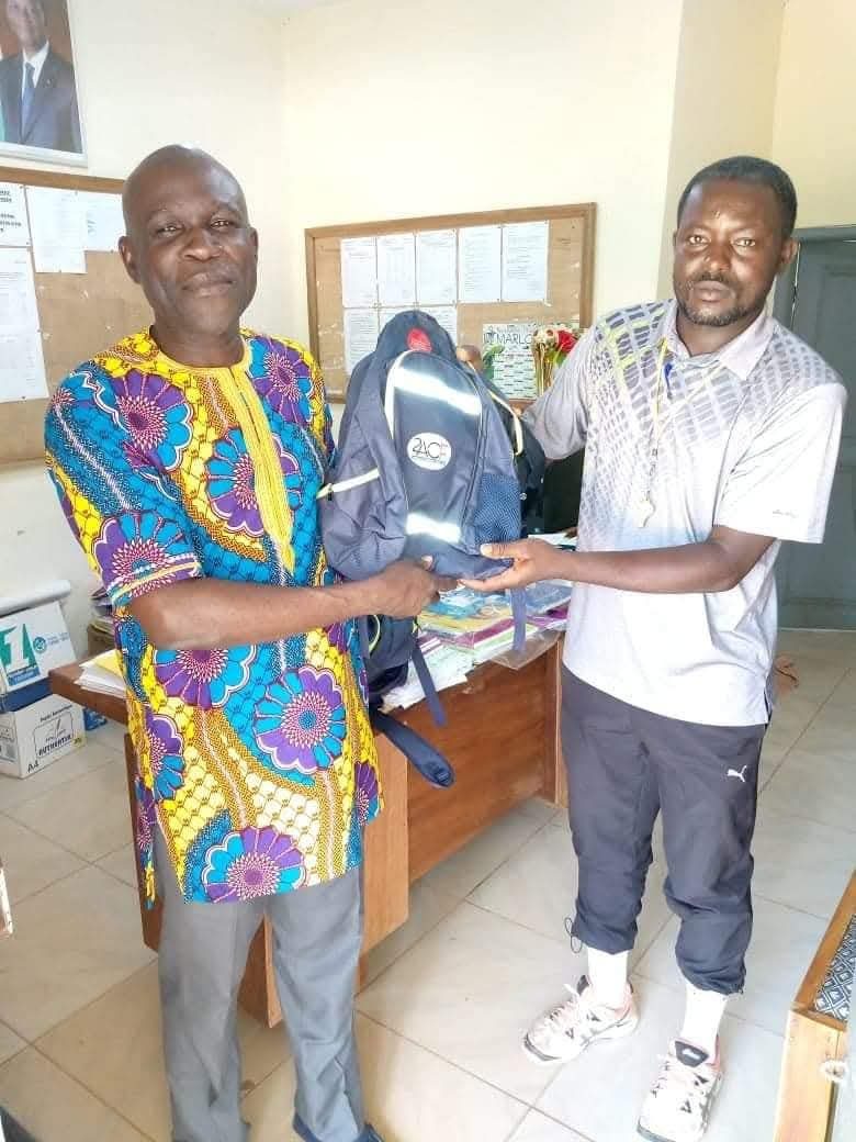 Distribution de kits scolaires et de matériel informatique à plus de 1 000 élèves du département de Lakota.
