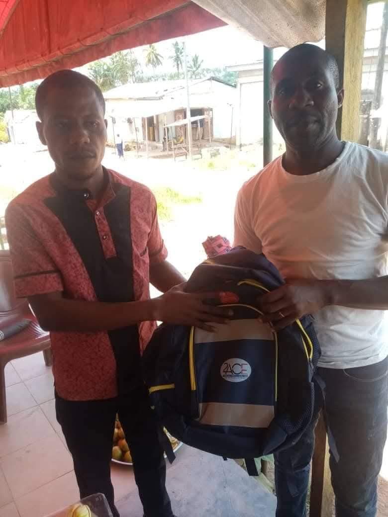Distribution de kits scolaires et de matériel informatique à plus de 1 000 élèves du département de Lakota.