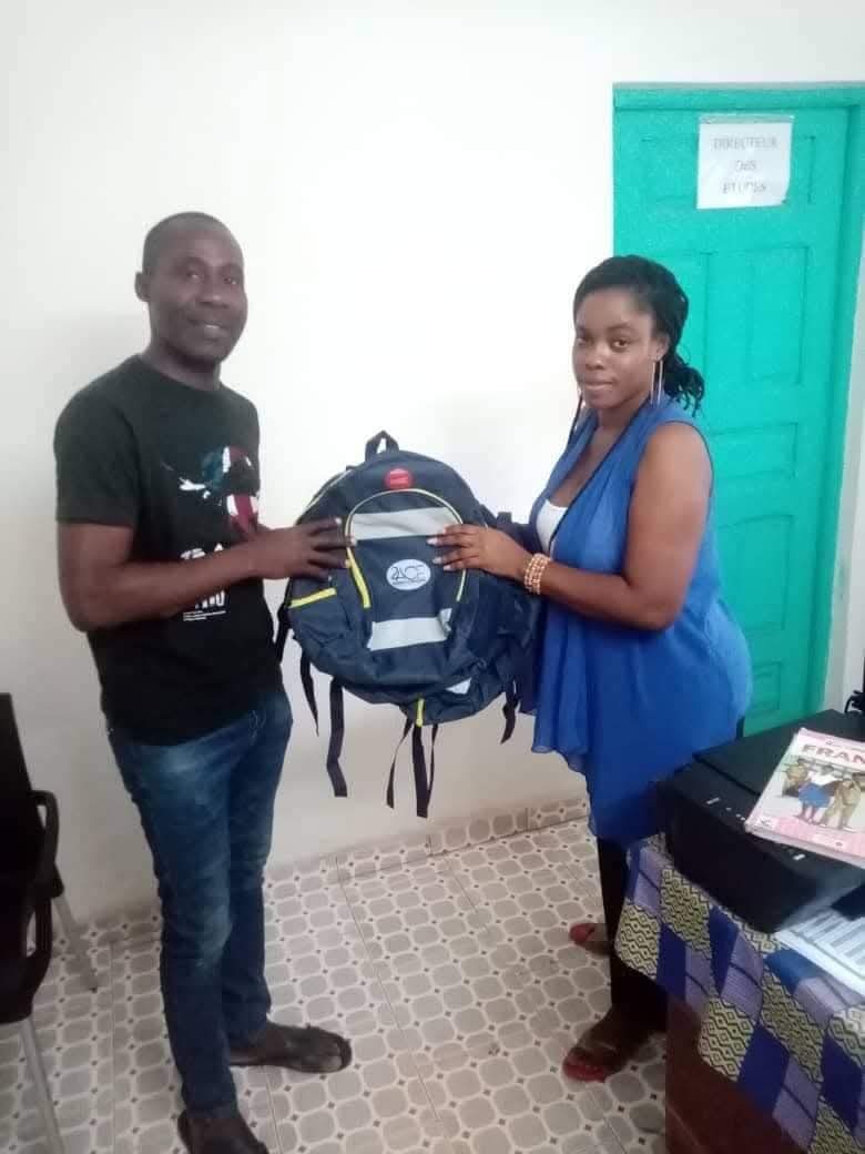 Distribution de kits scolaires et de matériel informatique à plus de 1 000 élèves du département de Lakota.