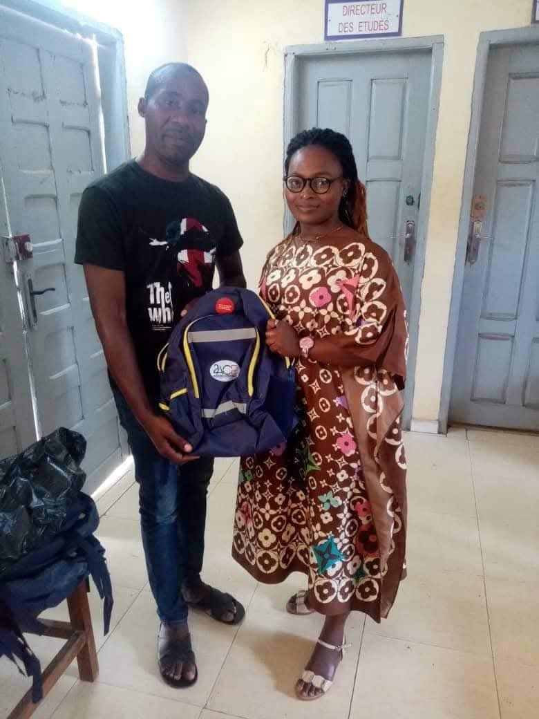Distribution de kits scolaires et de matériel informatique à plus de 1 000 élèves du département de Lakota.