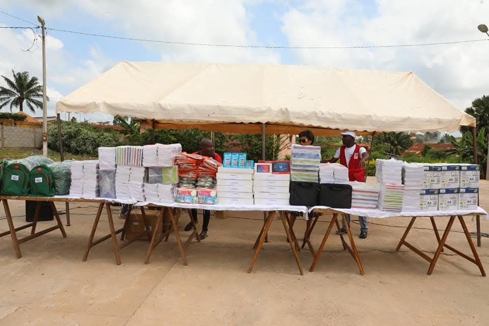 Distribution de kits scolaires et de matériel informatique à plus de 1 000 élèves du département de Lakota.