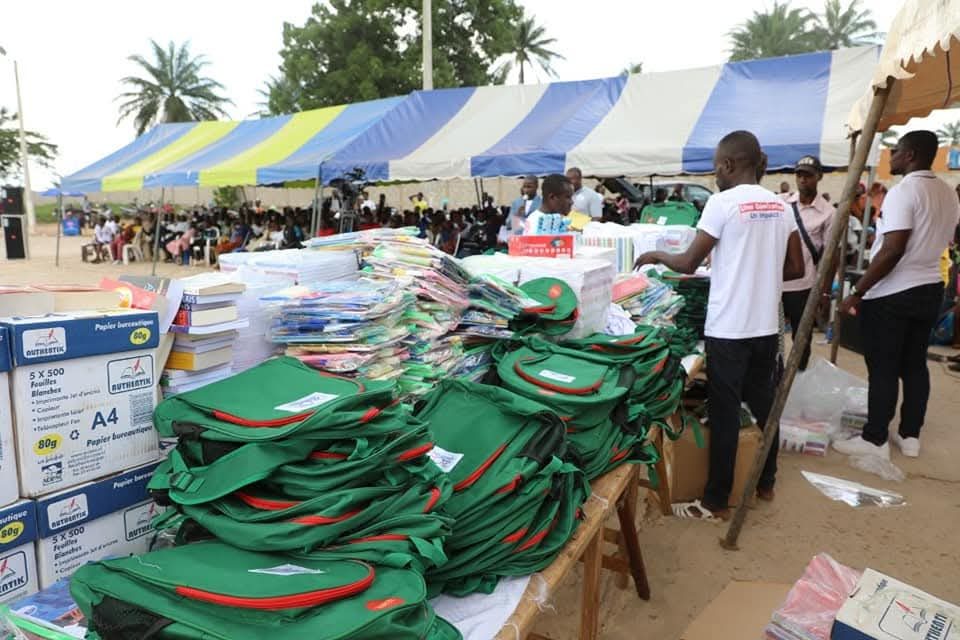 Distribution de kits scolaires et de matériel informatique à plus de 1 000 élèves du département de Lakota.