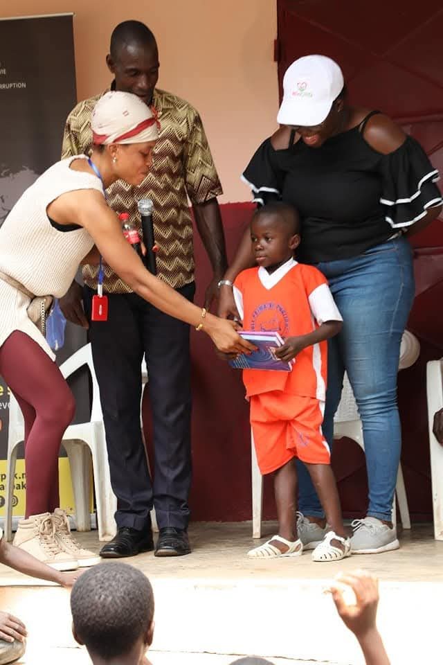 Distribution de kits scolaires et de matériel informatique à plus de 1 000 élèves du département de Lakota.