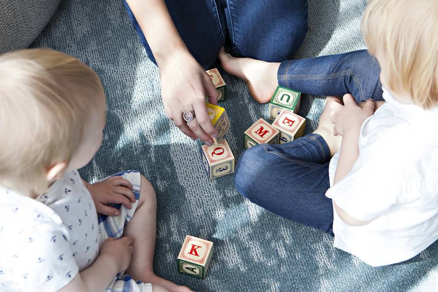 Enfants jouant avec des cubes en bois