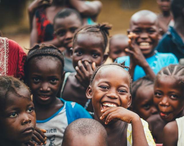 Enfants souriants d’un village de Côte d’Ivoire