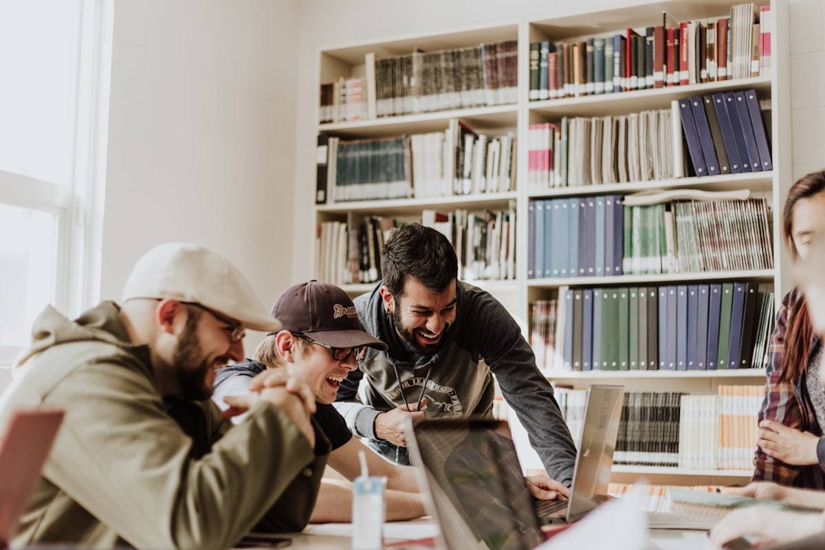 Étudiants travaillant ensemble dans une bibliothèque