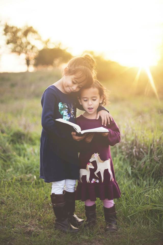 Lecture en famille au coucher du soleil