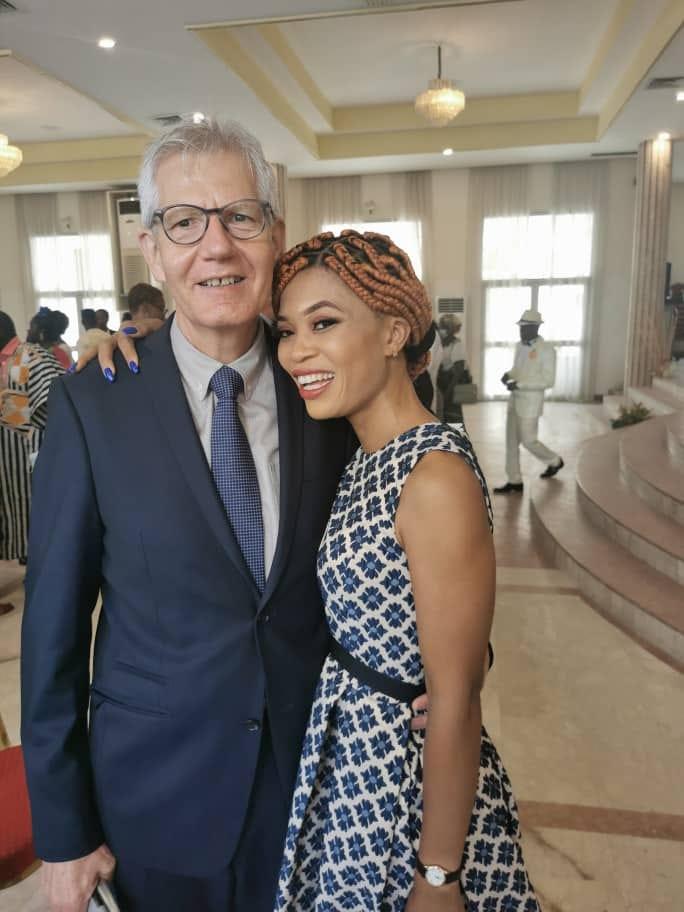Le couple Decurey élégamment vêtu lors d'une réception à Abidjan