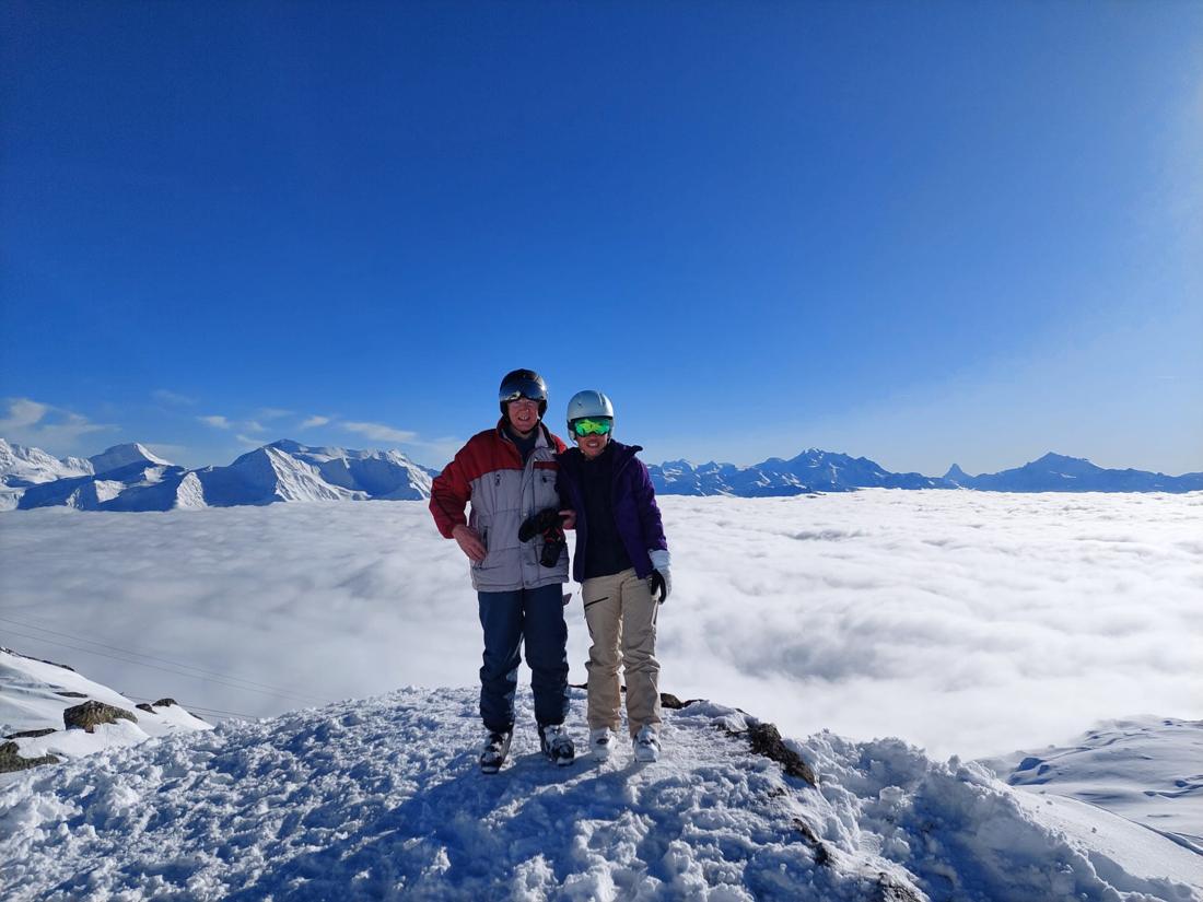 Le couple Decurey sur les sommets enneigés des Alpes suisses, au-dessus de la mer de nuages