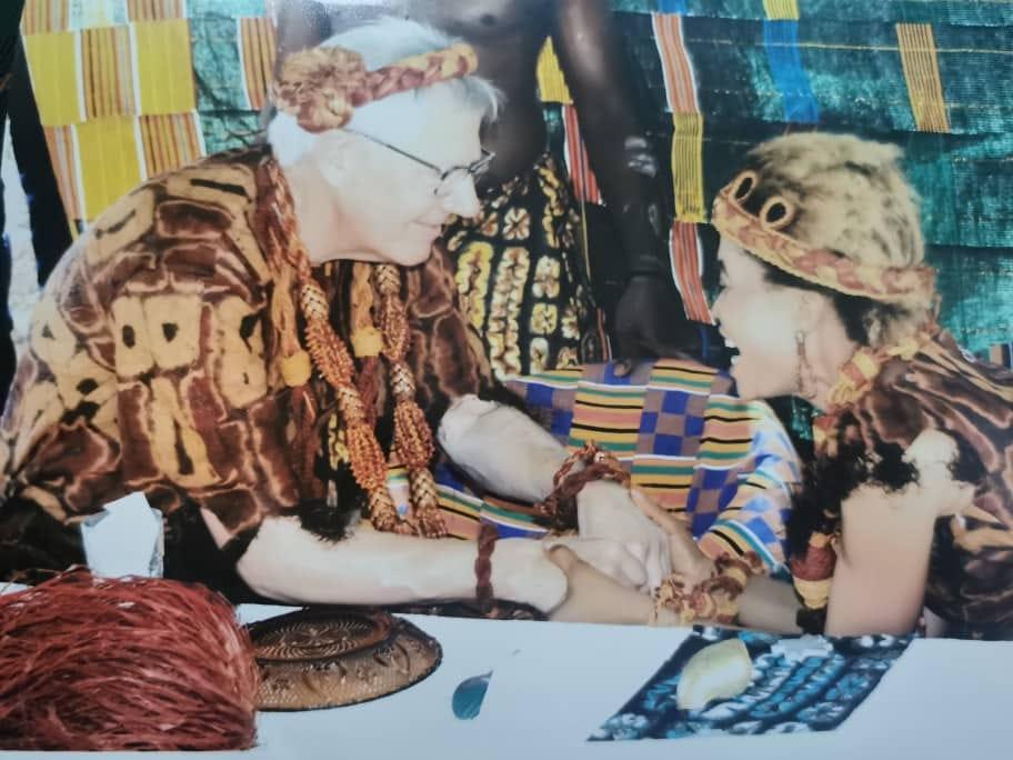 Le couple Decurey en tenue traditionnelle lors d'une cérémonie en Côte d'Ivoire