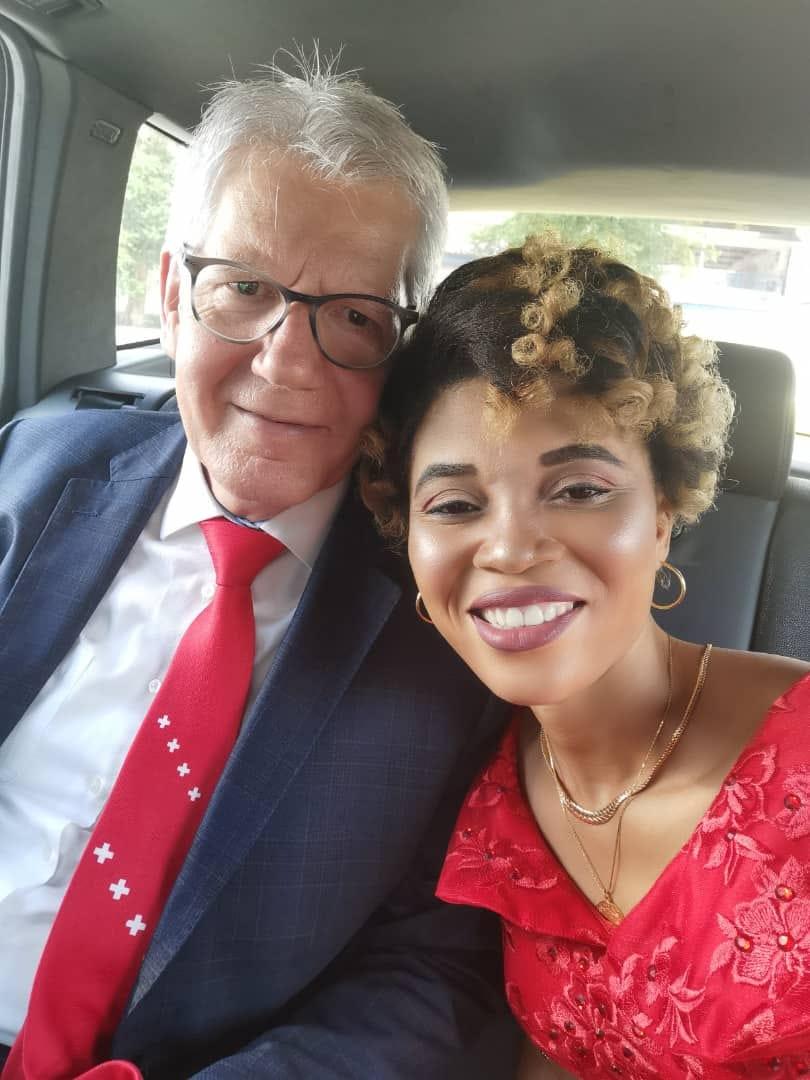 Madame Dobré Decurey et son époux, portant fièrement les couleurs de la Suisse
