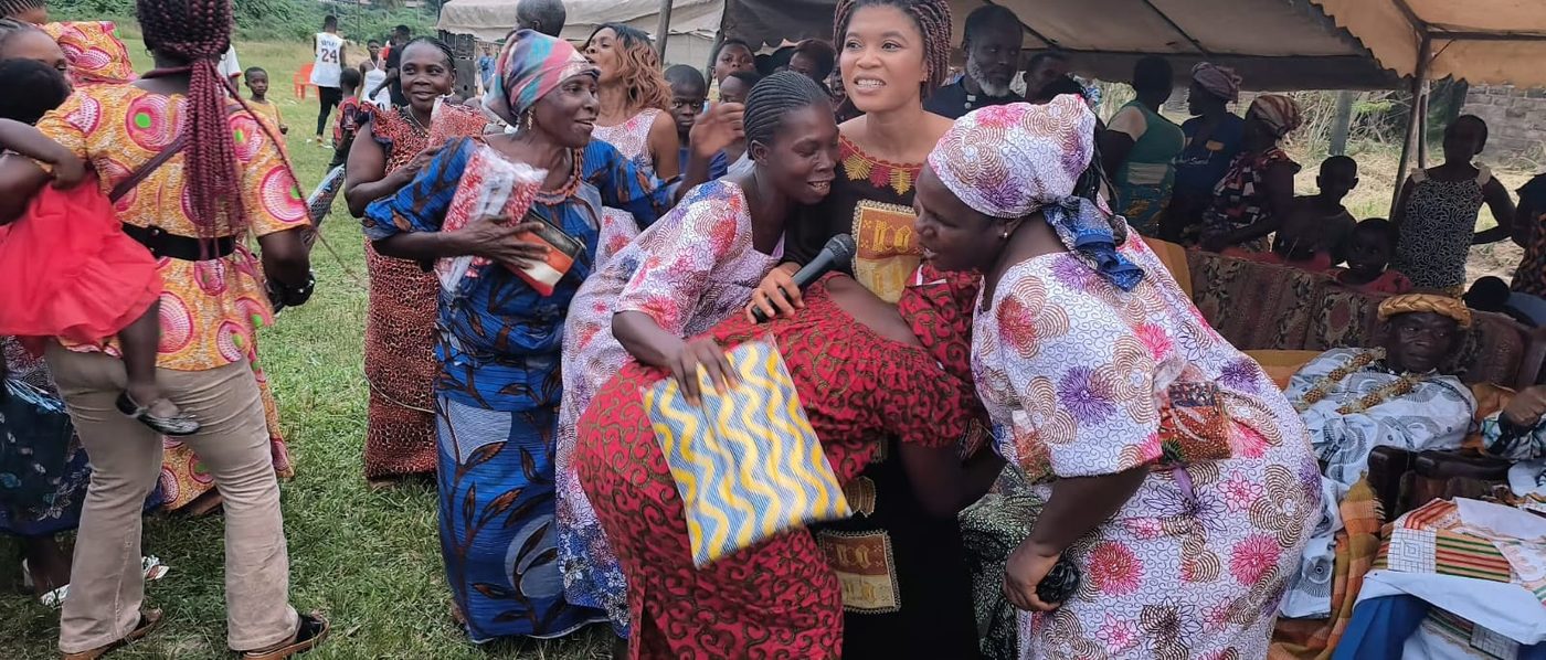 Distribution de pagnes aux femmes du village par la Fondation Giv'in Love