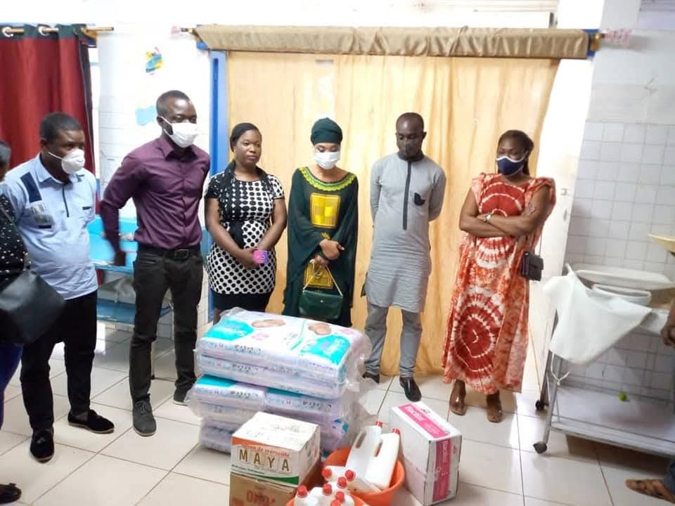 Don de matériel d'hygiène et de produits de première nécessité à un centre de santé
