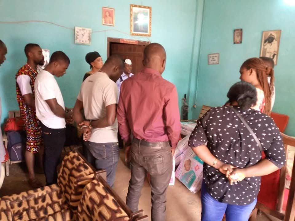 Remise de vivres et de produits de première nécessité à une structure d'accueil