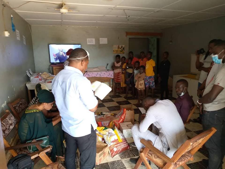 Don de vivres (riz et denrées) au profit des enfants d'un centre d'accueil