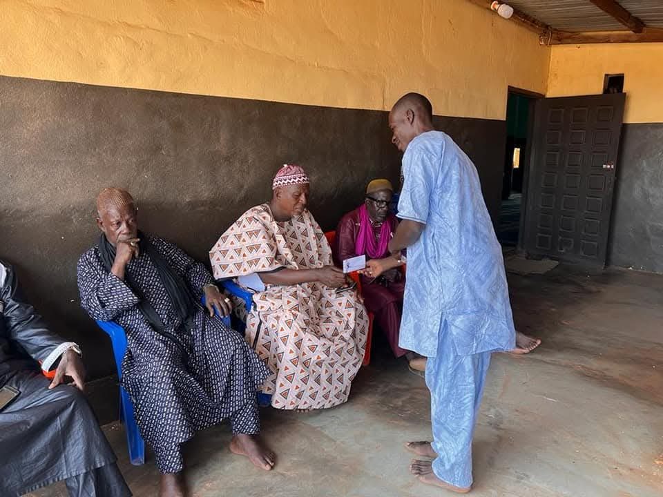 Remise d'un soutien aux autorités coutumières du village