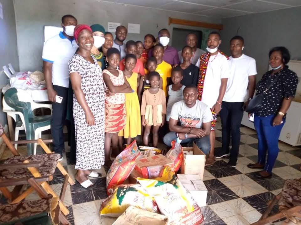 Don de vivres (riz et denrées) au profit des enfants