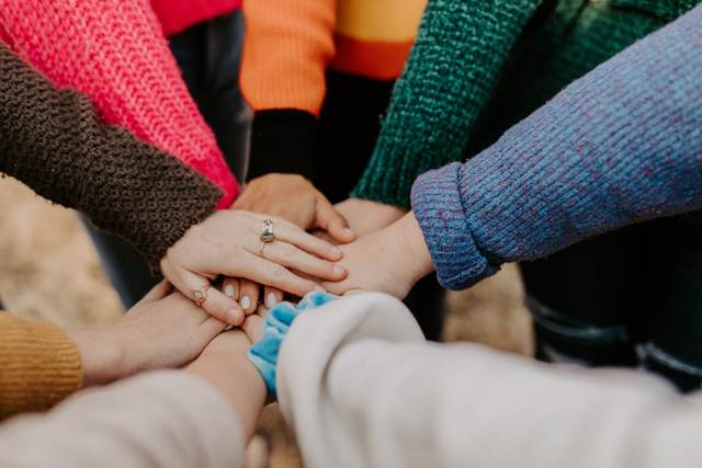Mains unies, promesse de solidarité